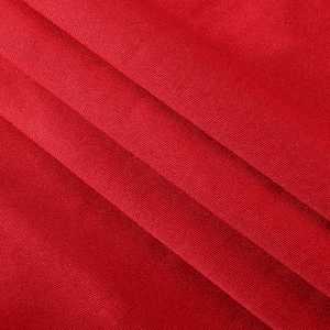 Primo piano dettagliato che mostra l'elegante trama del tessuto in raso rosso dell'abito