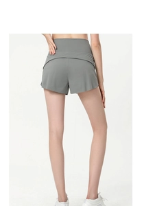 Détail du short de course taille haute gris-vert avec design superposé au dos et tissu séchant
