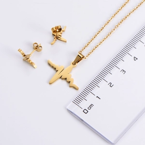 Detailed scale measurement of the 2.5cm golden EKG heartbeat necklace and stud earring set