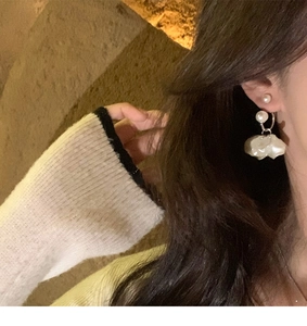 Orecchini di fiori con perle in stile francese indossati per un look elegante e retrò