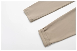 Gros plan sur les coutures à double aiguille du pantalon de yoga en maille haute densité