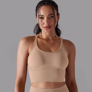 Gros plan du soutien-gorge de sport nude sans couture avec ourlet côtelé et maille