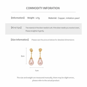 Detail view of 3cm gold-plated teardrop pink pearl earrings showing 4.9g weight specifications