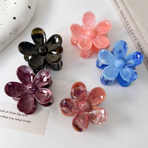Lot de cinq pinces à cheveux fleurs aux textures marbrées en noir, rose, bleu et violet