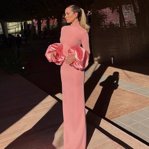 Robe longue moulante rose à col montant avec des détails floraux en satin sur les manches