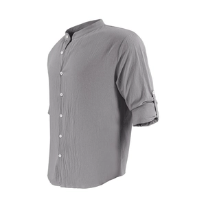 Détail d'une chemise grise en coton et lin avec col officier et tissu texturé