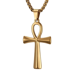 Detailopname van gepolijste gouden Ankh-hanger met een duurzame stalen box ketting