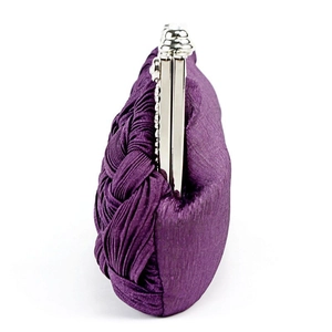 Detailansicht der lila gewebten Satin-Clutch mit silbernem Metallrahmen und Schließe