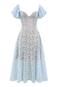 Detailansicht der floralen Spitzenstruktur und Rüschenärmel an einem hellblauen Kleid