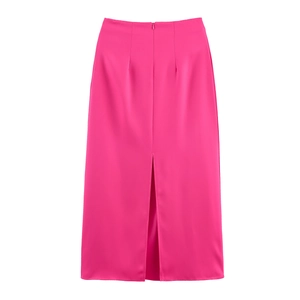 Detail eines eleganten rosa Midirocks mit hoher Taille und zentralem Schlitz vorne