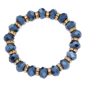 Detalle de pulsera de cuentas de cristal azul oscuro con espaciadores dorados y strass