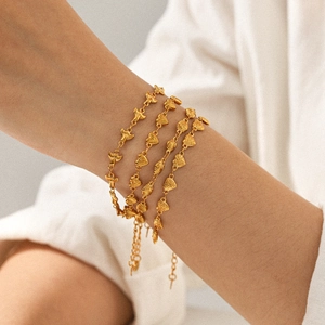 Bracelet multicouche en acier inoxydable plaqué or 18 carats avec cœurs et nacre