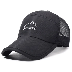 Cappellino sportivo nero asciugatura rapida con mesh e logo montagna per corsa all'aperto