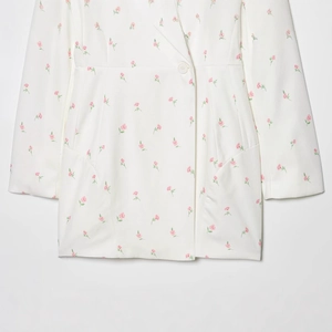 Blazer blanc à fleurs roses, col à revers et bouton unique pour une taille cintrée