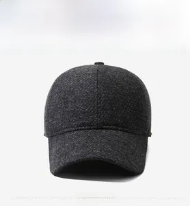 Details der grauen Winter-Baseballkappe mit Plüschfutter und Fashion 1988 Metall-Logo
