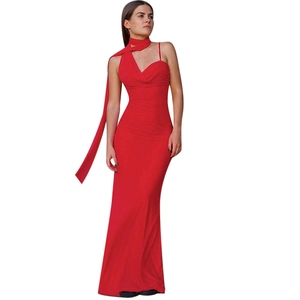 Vue détaillée d'une robe longue rouge moulante avec un foulard assorti élégant au cou