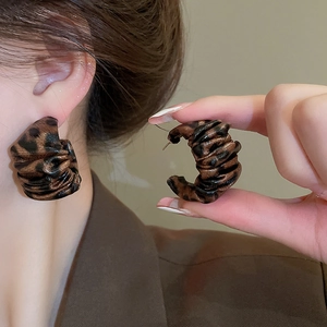 Fashionable leopard print C-shape pleated hoop earrings with silver pins for women