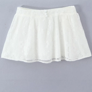 Mini-jupe blanche en dentelle florale avec boutons et design plissé délicat