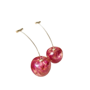 Élégantes boucles d'oreilles cerises dorées avec pétales roses séchés sous résine