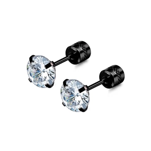 Détail macro de boucles d'oreilles en zircon noir avec serti griffes et fermoir à vis