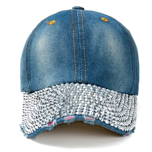Berretto da baseball in denim con borchie argentate e tesa logorata per protezione solare