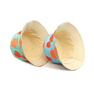 Bobs réversibles pour enfants avec motifs légumes en coton vert clair et bleu