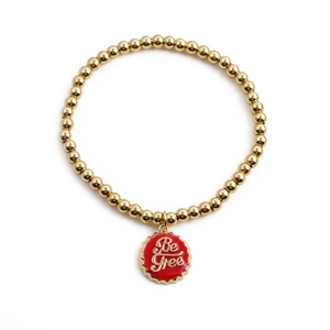 Goldenes Perlenarmband mit rotem Kronkorken-Anhänger und Be Free Gravur für Damen