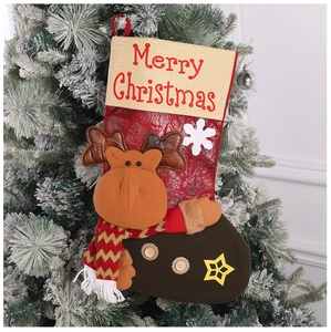 Dettaglio calza di Natale con alce 3D, bottone a stella e ricamo Merry Christmas su lino