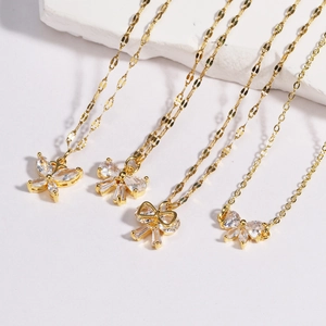 Pendentif papillon plaqué or avec pierres de zircon sur une pierre blanche texturée