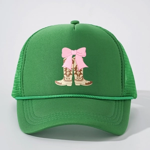 Grüne Trucker Cap mit Cowboy-Stiefeln, rosa Schleifen und dekorativer Frontkordel