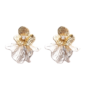 Metallische Zirkon-Faltenblumen-Ohrringe in Gold und Silber auf weißem Hintergrund