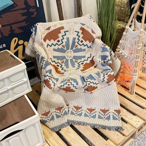 Boho Campingdecke mit Ethno-Muster und Fransen in warmen rustikalen Farbtönen