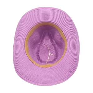 Detalle del interior del sombrero de paja púrpura con banda de sudor y cordón ajustable