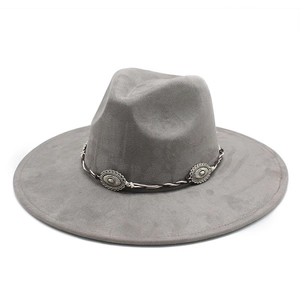 Chapeau fedora gris en suédine à large bord avec ruban tressé et boucles en métal gravé