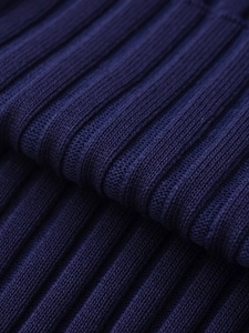 Detaillierte Makroaufnahme von dunkelblauem Rippstrick-Gewebe zeigt die Textur des Poloshirts