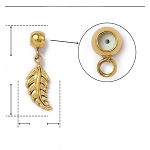 Guide détaillé des dimensions et de la structure du pendentif feuille en acier doré