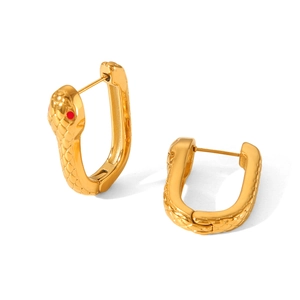 Détail de boucles d'oreilles serpent plaquées or 18k avec yeux rouges et écailles
