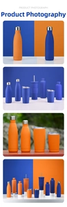 Gros plan de gobelets isolés en acier inoxydable mat aux finitions bleu et orange
