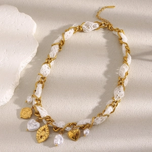 Böhmische goldene Edelstahlkette mit weißer Spitze, Perlen, Münzen und Blattanhängern