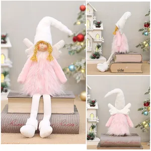 Détails de la robe en peluche rose et des ailes blanches de la poupée ange de Noël extensible