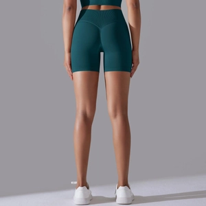 Détail macro du short de yoga sans couture vert foncé avec couture arrière en forme de V