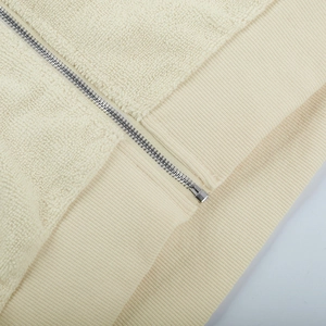 Detailansicht der cremefarbenen Fleecejacke mit Teddy-Stoff und Metallreißverschluss