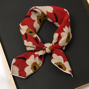 Élégant foulard carré rouge en coton et lin avec des motifs floraux beiges sur noir