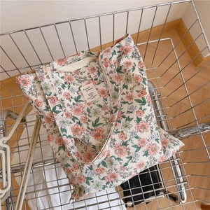 Sac fourre-tout floral en toile dans un chariot pour un style de vie quotidien chic