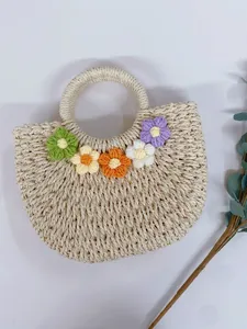 Mini runde Strohtasche mit bunten Häkelblumen und rundem Griff für Damen