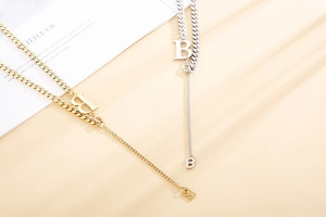 Dettaglio di catene cubane in acciaio inossidabile oro e argento con doppi pendenti B