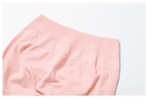 Gros plan du short de yoga rose à taille haute montrant la ceinture élastique côtelée large