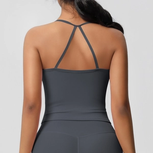 Dettaglio delle spalline incrociate sul retro di un top da yoga grigio scuro sportivo