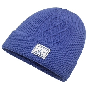Detailopname van donkerblauwe gebreide muts met kabelpatroon en vintage patch