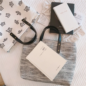 Détail de l'ensemble de sacs cabas avec broderie, texture tweed et anses en cuir